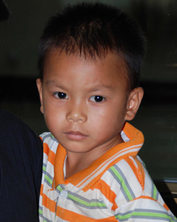 Keon, 4 ans, atteint de la maladie de Hirschsprung